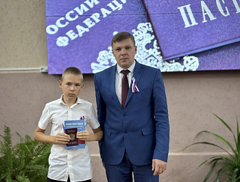 Глава района Андрей Кушнарёв на торжественном мероприятии, приуроченном ко Дню Государственного флага Российской Федерации, вручил первые паспорта юным жителям района