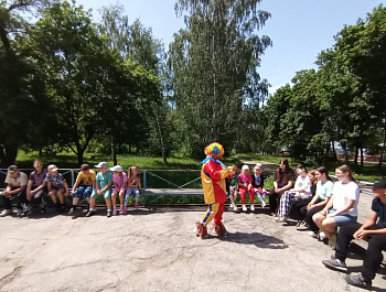                       «Пусть детство звонкое смеётся»              