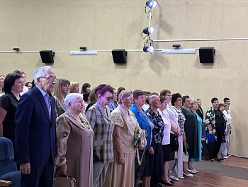 На августовской педагогической конференции глава района Андрей Кушнарёв провёл церемонию награждения