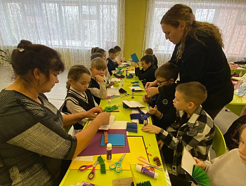 «В новый год мы не скучаем – лепим, клеим, вырезаем» Новогодняя мастерилка