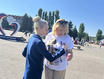 В преддверии Дня России, культорганизатор РДК Карина Березина провела акцию по раздаче ленточек, которые по цветовой гамме аналогичны флагу России