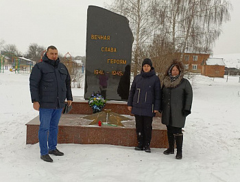 Представители законодательной и исполнительной власти, руководители соцучреждений Алексеевского муниципального образования возложили цветы к мемориалам и почтили минутой молчания земляков, погибших, исполняя свой долг за пределами Отечества