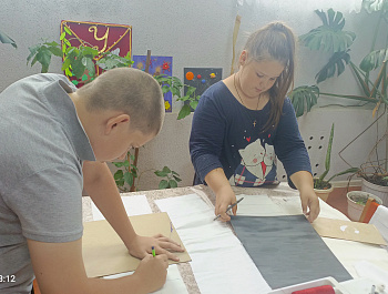 Сегодня ребята из ВПК  "ЗveZда" Ивановского СДК приняли участие в изготовлении  пороховых мешочков для минометов по просьбе бойцов СВО