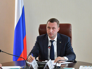 Губернатор Саратовской области Роман Бусаргин провел совещание, посвященное реализации региональных программ по ремонту 100 школ, 100 детских садов и 100 спортивных залов в общеобразовательных учреждениях. 