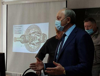 Губернатор В. В. Радаев осмотрел новую мастерскую в техникуме агробизнеса