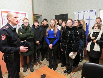 В полиции Базарно-Карабулакского района прошёл День открытых дверей для старшеклассников