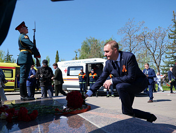  В День Победы губернатор Роман Бусаргин вместе с жителями нашей области почтили память павших в годы Великой Отечественной войны земляков