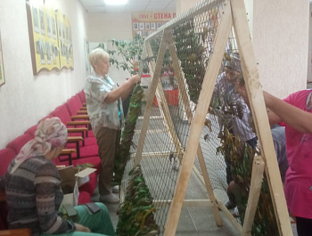 "Победа куётся общим трудом!" под таким дивизом кипит работа по плетению маскировочных сетей в Ивановском СДК