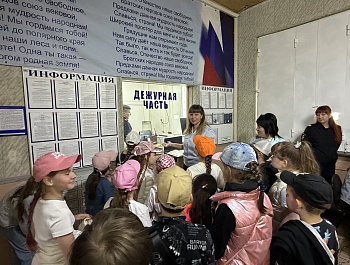 В рамках Всероссийской акции «Каникулы с Общественным советом» сотрудники Госавтоинспекции и Общественный совет провели для детей экскурсию в отделе полиции