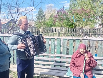 В рамках Всероссийской акции «Парад у дома ветерана» работники МБУК "КДЦ Шняевского МО" посетили тружеников тыла, исполнили песни  военных лет,  поздравили с наступающим Днем  Победы!