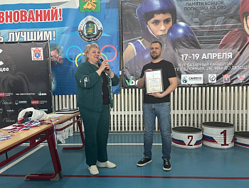 Глава Базарно-Карабулакского района Н. В. Трошина наградила победителей турнира по боксу