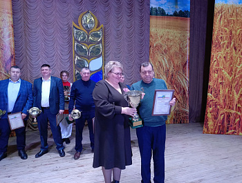 На мероприятии были вручены переходящие кубки главы района за достижение наивысших производственных показателей по итогам 2024 года