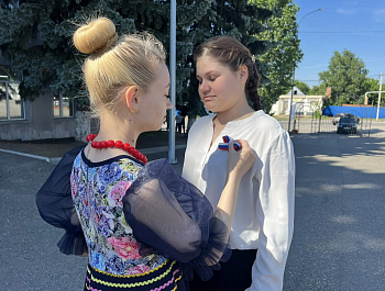 В рамках празднования Дня России, культорганизатор РДК Карина Березина провела акцию по раздаче ленточек в цветах флага России