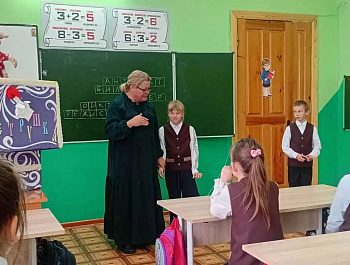 Наш театр кукол "Петрушка" в лице режиссера Уваровой Юлии Николаевны и активной участницы большинства мероприятий, проводимых Районным Домом Культуры, Крючковой Анастасии, отправился в гости к учащимся 2 го класса Свободинской школы