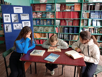 Руководитель Казанлинского СДК провела акцию "Читаем книги о войне", совместно с библиотекарем СДК