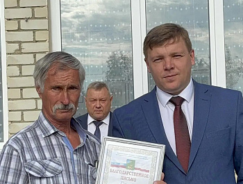 На торжественной линейке, посвящённой Дню знаний, в Хватовской школе глава района Андрей Кушнарёв провёл церемонию награждения 