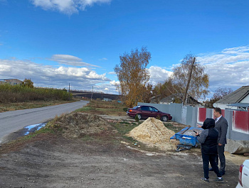 Глава района Артём Курочкин посмотрел в Стригае проблемные участки дорожной сети 