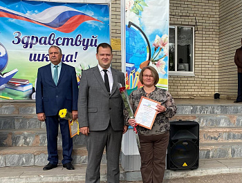 Сегодня рабочий день глава района А. Д. Курочкин начал с поездки в р. п. Свободный, где принял участие в праздничной школьной линейке, посвящённой Дню знаний.