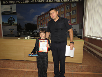 В Базарно-Карабулакском районе вручены награды участникам на районном этапе Всероссийского конкурса детских творческих работ «Мои родители работают в полиции»