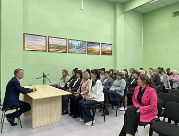 Глава администрации Яковлевского муниципального образования Ринат Тугушев встретился с работниками социальной сферы