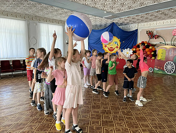 Сегодня Дом культуры распахнул свои двери для детей летнего оздоровительного лагеря с дневным пребыванием СОШ №1 и КЦСОН