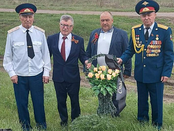 Возложение венков и цветов к мемориалу