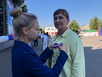 22 августа культорганизатор РДК Карина Березина провела акцию «Ленточка-Триколор»
