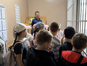 В рамках Всероссийской акции «Каникулы с Общественным советом» сотрудники Госавтоинспекции и Общественный совет провели для детей экскурсию в отделе полиции