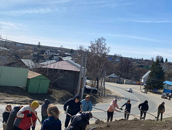Специалисты администрации района присоединились к месячнику по благоустройству
