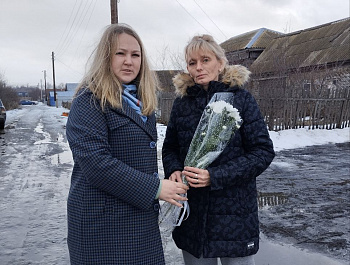 Накануне Международного женского дня заместитель главы администрации Максимовского МО Лопатникова  Н.А. поздравила с наступающим 8 Марта мам и жен участников  СВО