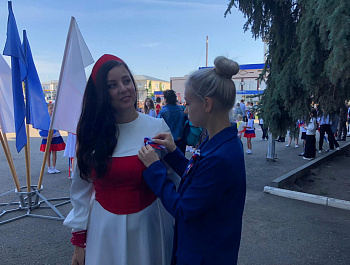 22 августа культорганизатор РДК Карина Березина провела акцию «Ленточка-Триколор»