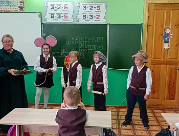 Наш театр кукол "Петрушка" в лице режиссера Уваровой Юлии Николаевны и активной участницы большинства мероприятий, проводимых Районным Домом Культуры, Крючковой Анастасии, отправился в гости к учащимся 2 го класса Свободинской школы