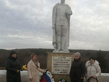В Старобурасском МО состоялось  возложение цветов и венков к мемориалу «Родина -Мать», и памятнику «Неизвестного солдата» в честь Дня Героев Отечества