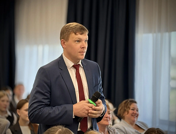 Глава района Андрей Кушнарёв принял участие в творческой встрече Елизаветы Арзамасовой с учениками школы № 2 Базарного Карабулака