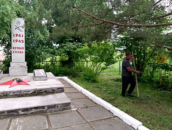 Уборка территории памятников