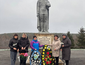 Врип главы администрации Старобурасского муниципального образования Ирина Чернышова вместе с сотрудниками администрации МО и работниками учреждений соцсферы приняла участие в церемонии возложения цветов к мемориалу.