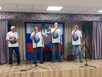 Поддерживая традицию взаимопомощи и доброты, в преддверии Дня народного единства, в «Хватовском доме-интернате для престарелых и инвалидов» прошёл праздничный концерт с участием автора-исполнителя Дмитрия Рыжова, коллективов «Зоренька» и «Боевое братство»