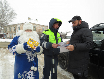 В преддверии Нового года сотрудники ОГИБДД МО МВД России «Базарно-Карабулакский» провели традиционную акцию «Полицейский Дед Мороз»
