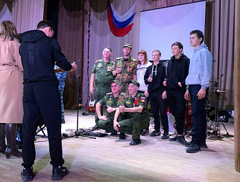 Сегодня в РДК состоялся замечательный концерт под названием "За Мир" "За Россию", который был исполнен «Народным коллективом» ВИА "Виват" СОЦНТ!
