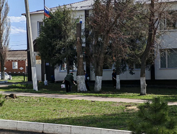 В Старожуковском МО проведены мероприятия по благоустройству парковой зоны с. Старая Жуковка, в которых приняли участие работники администрации, соц.работники, работник библиотеки, СДК
