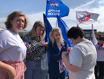 В рамках празднования Дня России, культорганизатор РДК Карина Березина провела акцию по раздаче ленточек, которые по цветовой гамме аналогичны флагу России