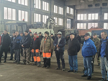 В преддверии праздника работников дорожного хозяйства, который отмечается в третье воскресенье октября , глава района Наталья Трошина поздравила коллектив АО "Тракт"