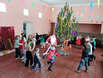 21.12.25г Большечечуйский СДК пригласил  детей и их родителей на новогоднее представление "Баба Яга и молодильное яблоко"