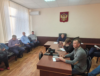 Начальник управления сельского хозяйства администрации района М.С. Сулюкин представил для глав администраций муниципальных образований презентацию о мерах по повышению эффективности вовлечения в оборот земель сельскохозяйственного назначения