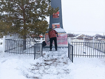 Рабочий день сотрудников сельской администрации сегодня начался с организации работ по очистке снега около организации соц. сферы,  памятников и остановочных павильонов