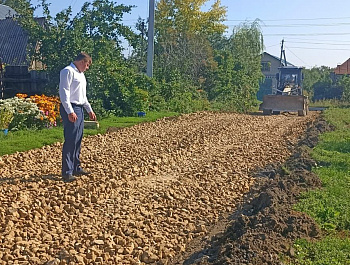 Глава администрации Алексеевского муниципального образования А. С. Кушнарев проконтролировал работы по отсыпке улиц в с. Алексеевка