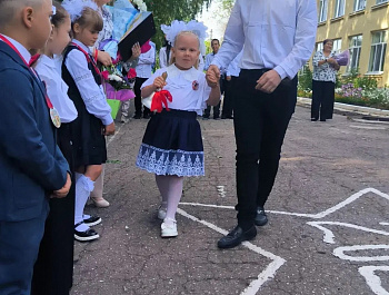 Врип начальника управления образования Дарья Лобачёва приняла участие в торжественной линейке, посвящённой Дню знаний, в школе с. Липовка