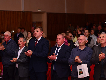 Глава администрации Алексеевского муниципального образования Андрей Демагин на благотворительном концерте поздравил жителей Алексеевки с 325-летием села