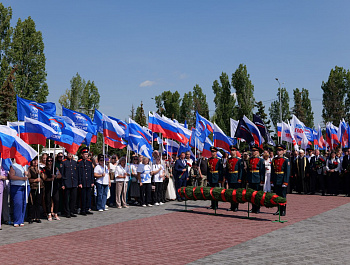 В Парке Победы на Соколовой горе Саратова прошло торжественное мероприятие, посвященное Дню Государственного флага