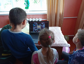 «И двери распахнувшие библиотеки в познанье путь читателя зовут»                               Праздничный экскурс